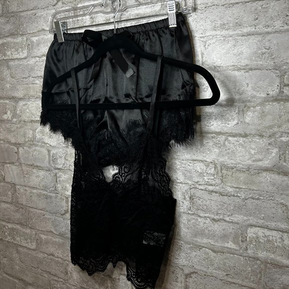 Elegant Black Lace Pajama Set - Picture 10 of 12